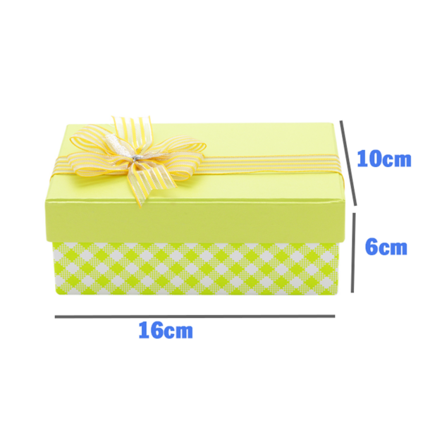 Hộp qùa hình vuông chấm bi